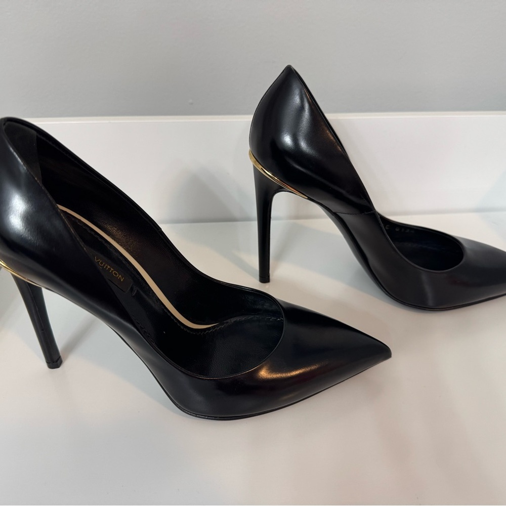 Like new Louis Vuitton black heels